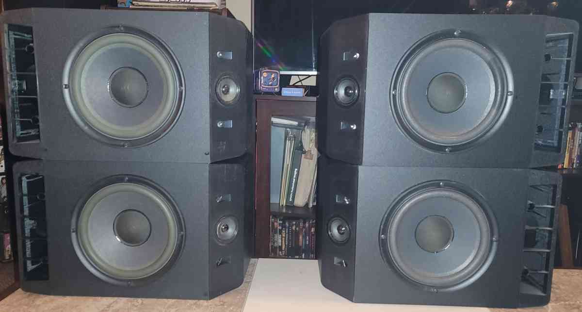 Really nice pair of Bose bookshelf speakers