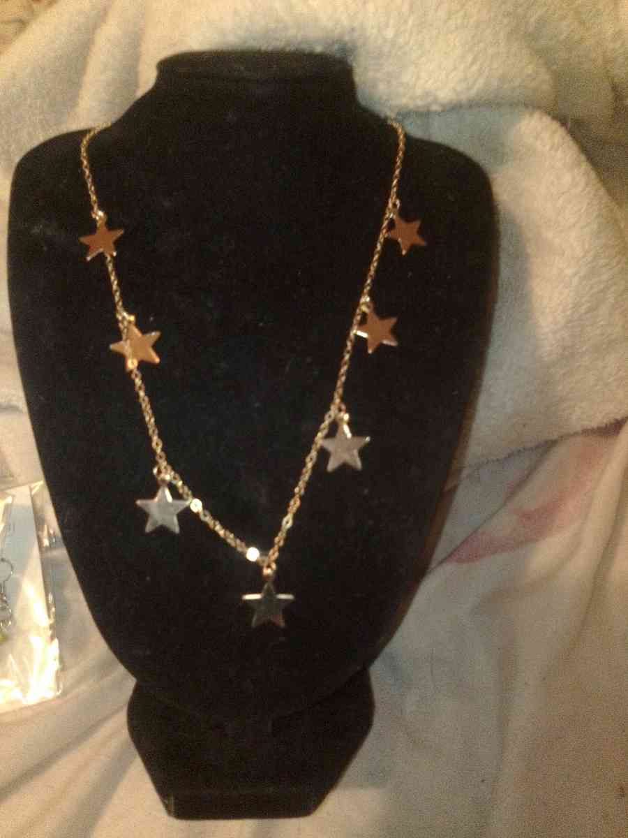 knotty star gold tone necklace