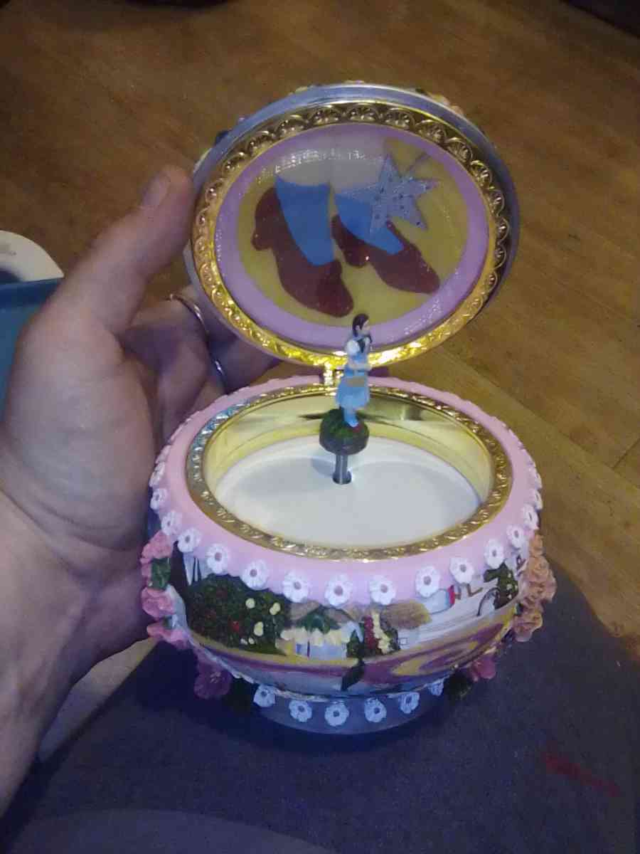 wizard of Oz music box with Dorothyir best offer