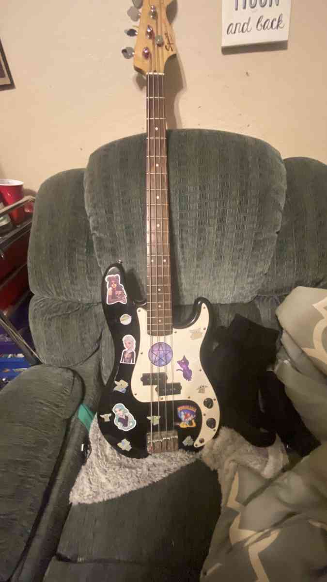4 string bass with amp