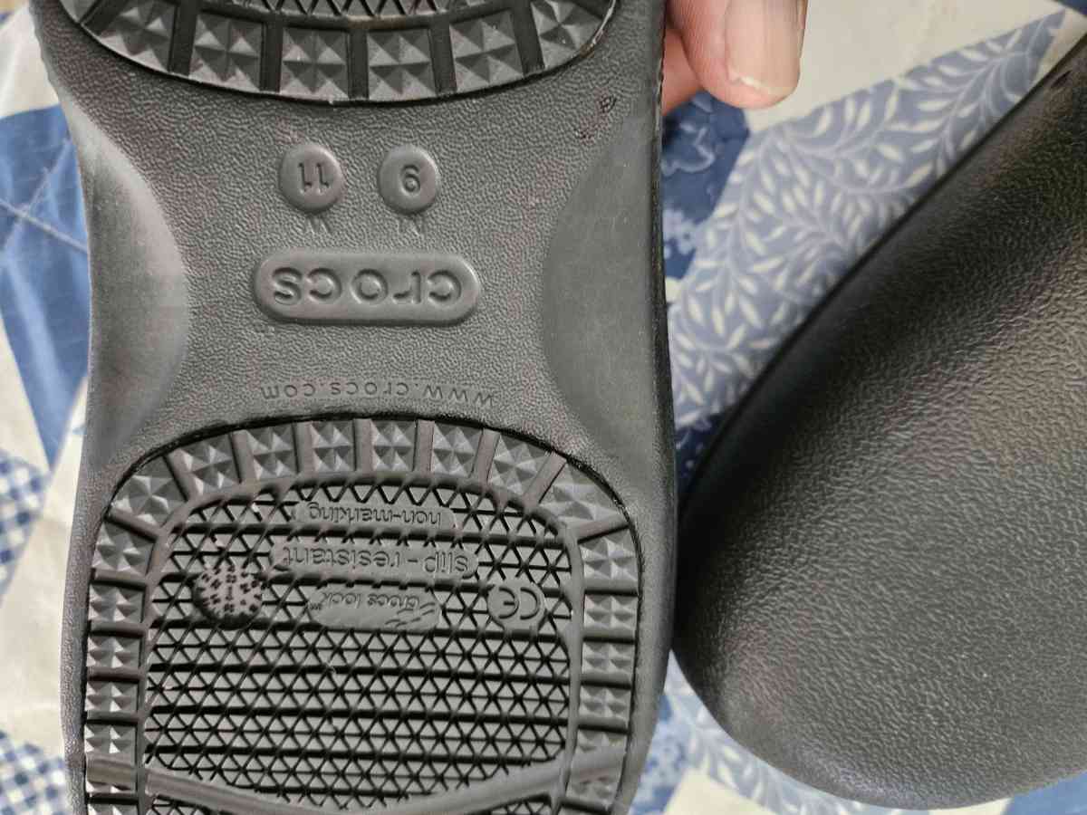 womans croc style black work shoes