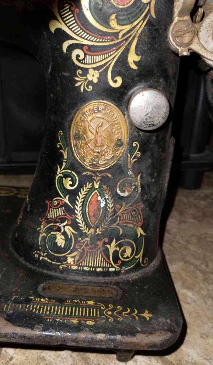 1920 singer sewing machine with treadle and table