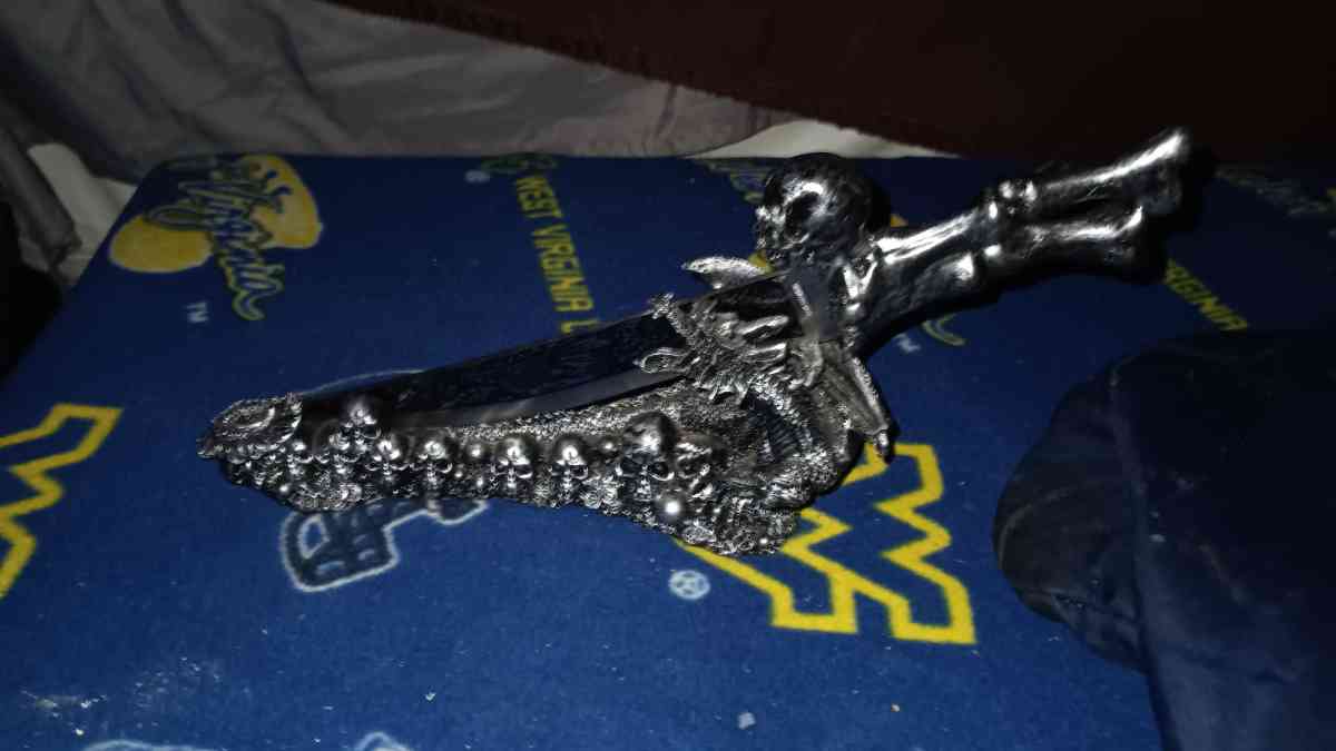skull knife on a dragon stand