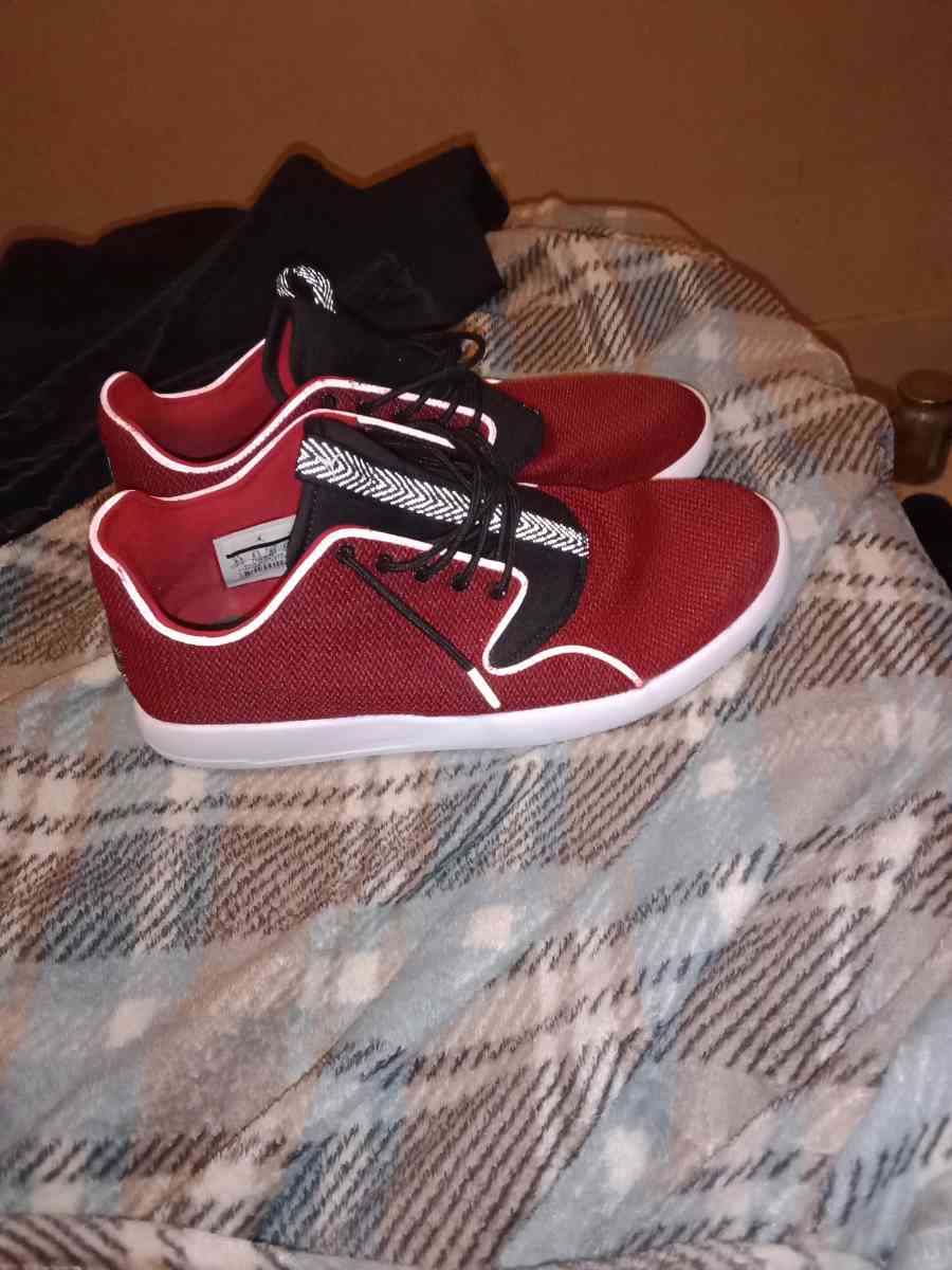 Jordans eclipse size 9 half