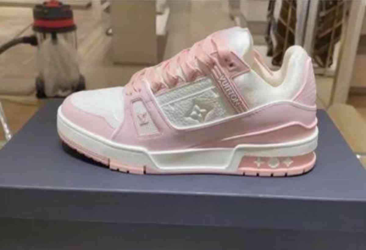 Highly Popular Designer Fashion Sneakers Virgil Trainers Vui