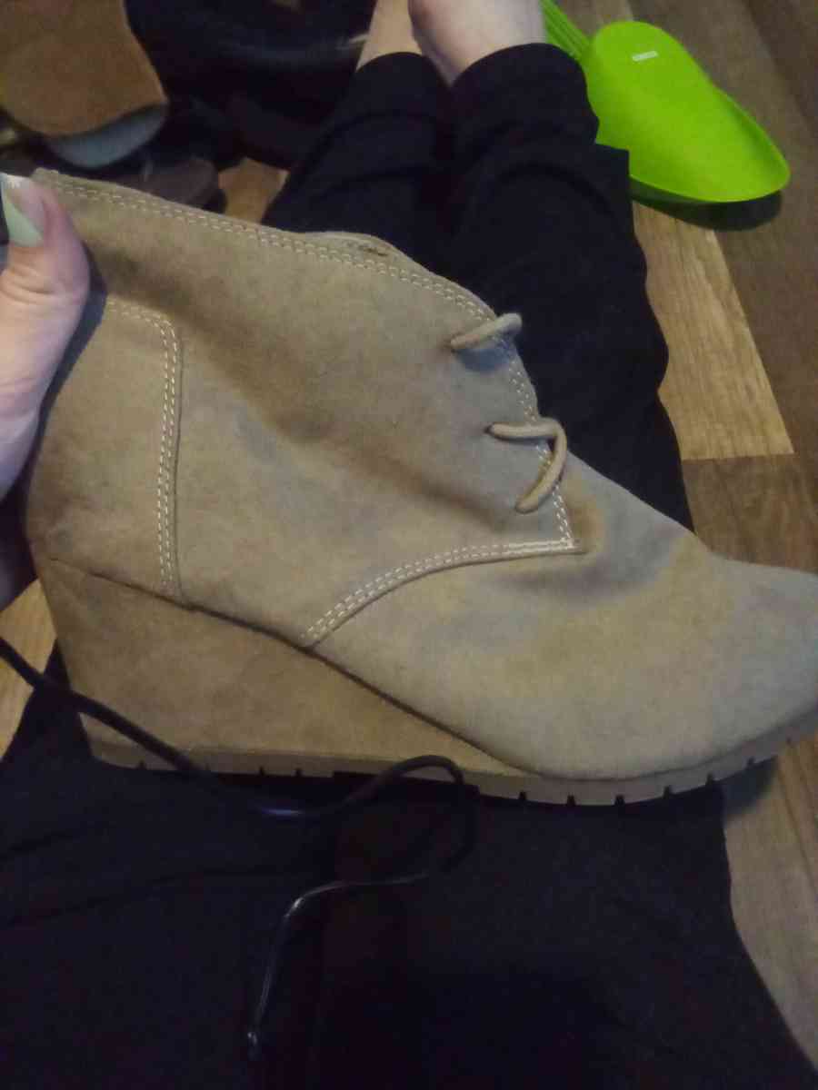 woman boots different sizes