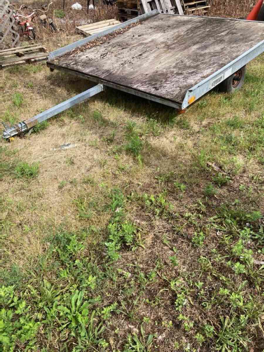 8 foot tilt trailer with the title good condition