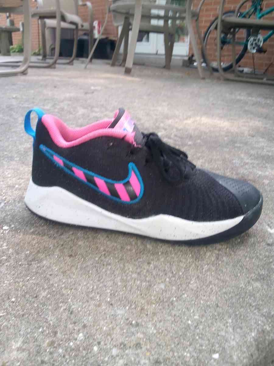 womens Nike Team hustle quick 2 black hot pink running shoes