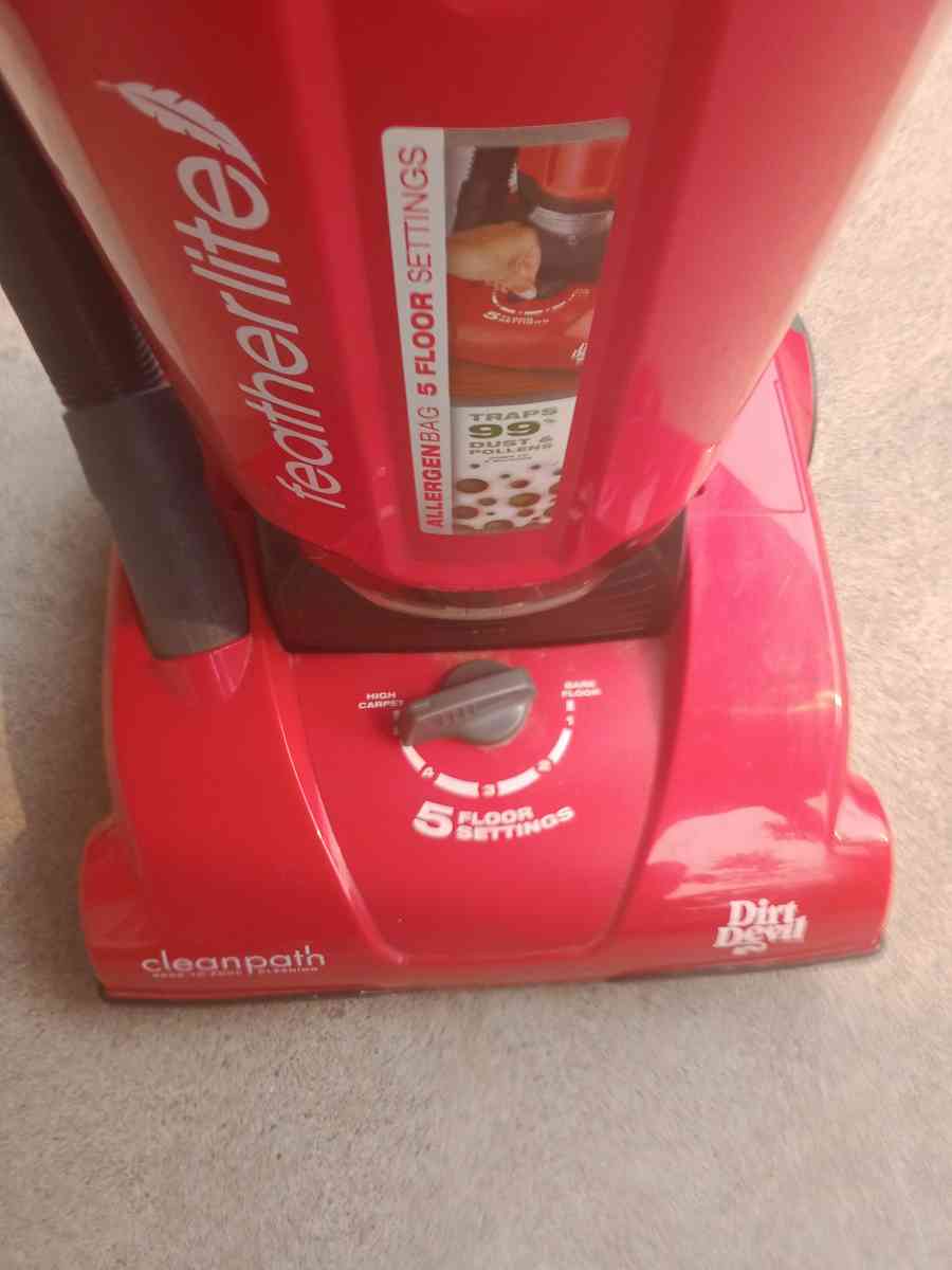 Dirt Devil uprigh clean path vacuum