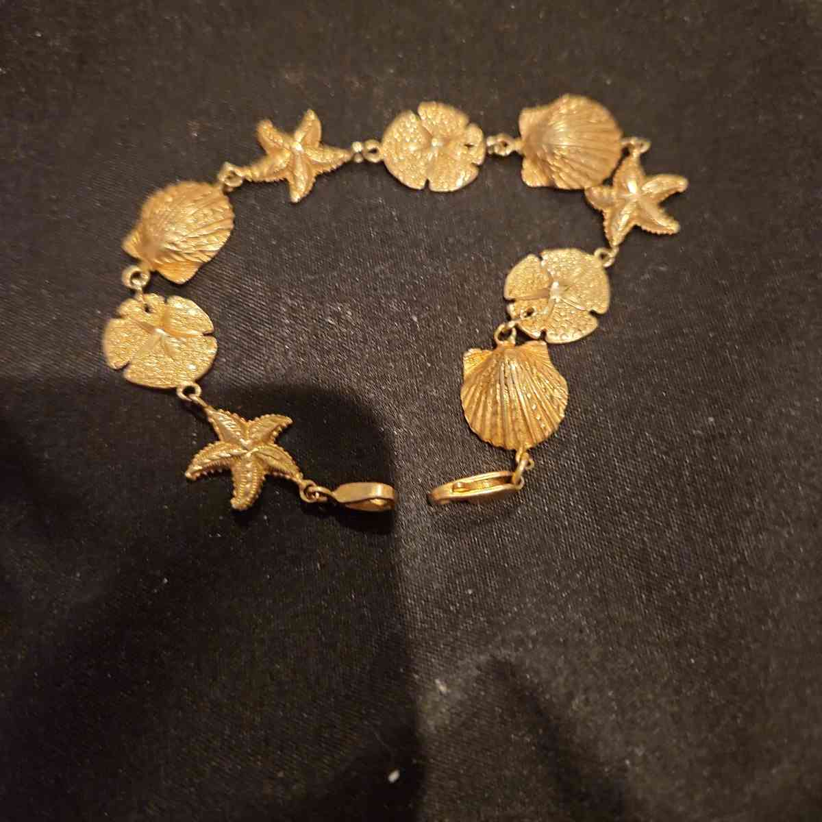 Sanddollar and Starfish Gold Bracelet