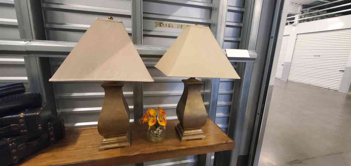 2 Goldtone lamps