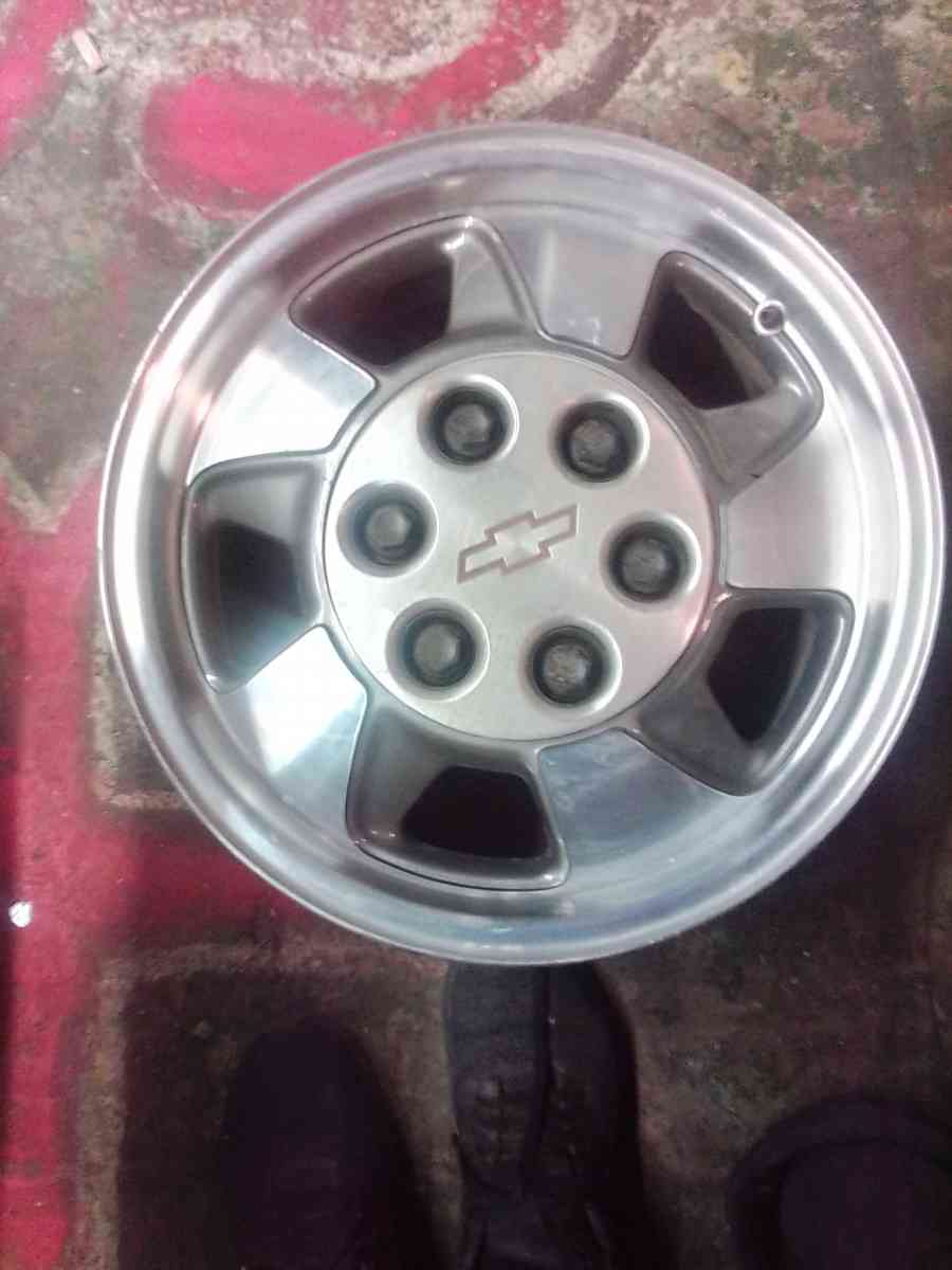 Chevy stock 15inch rims with caps 6 Lugz