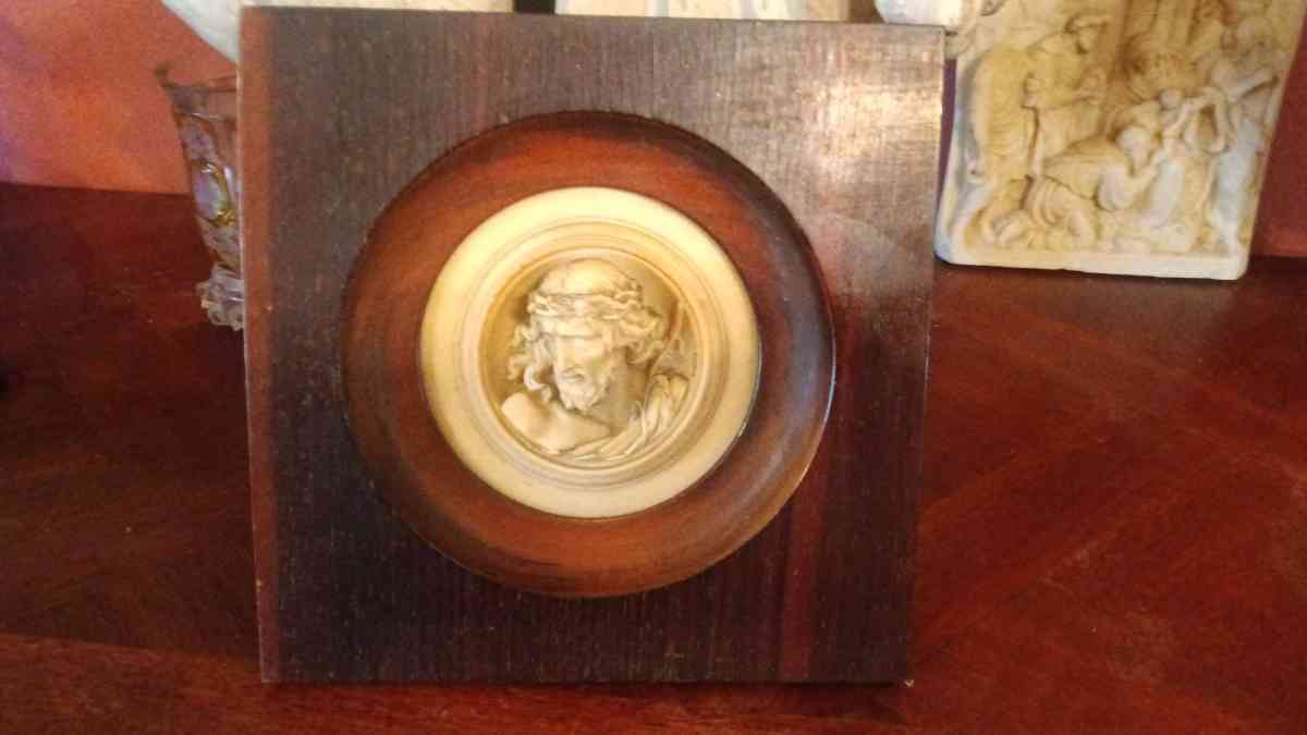 small sculpture of Jesus