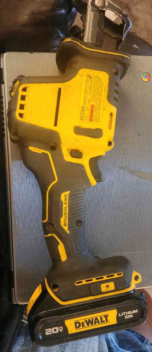Dewalt reciprocating saw dcs369 w battery and charger