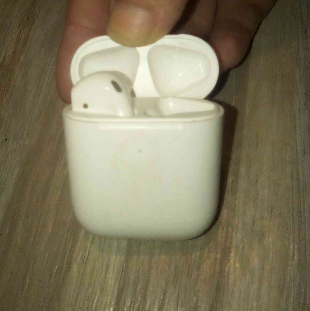 apple airpods 1st gen missing the right earbud