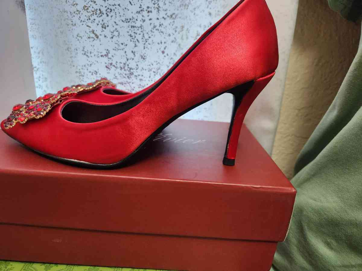 Roger Vivier Red shows size 8