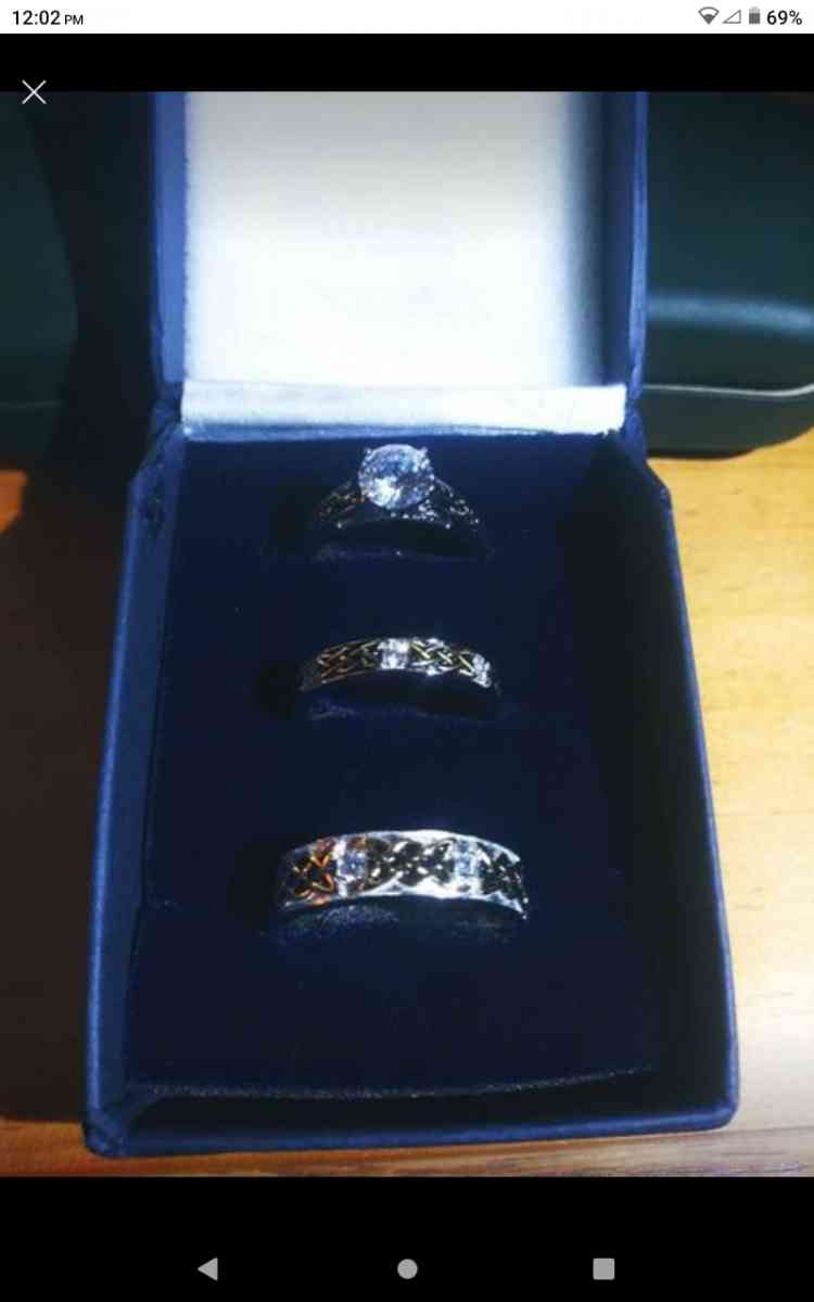 Irish Trinity knot his and her wedding ring set