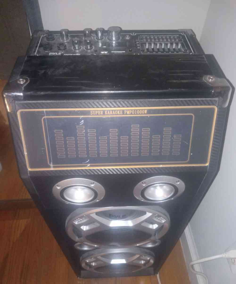 I am selling a speaker in good condition like new it has blu