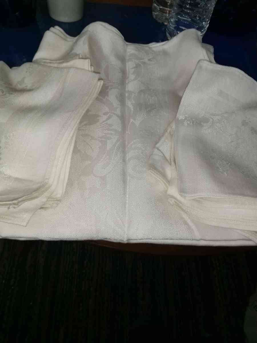 Vintage Linen Tablecloth and 8 napkins