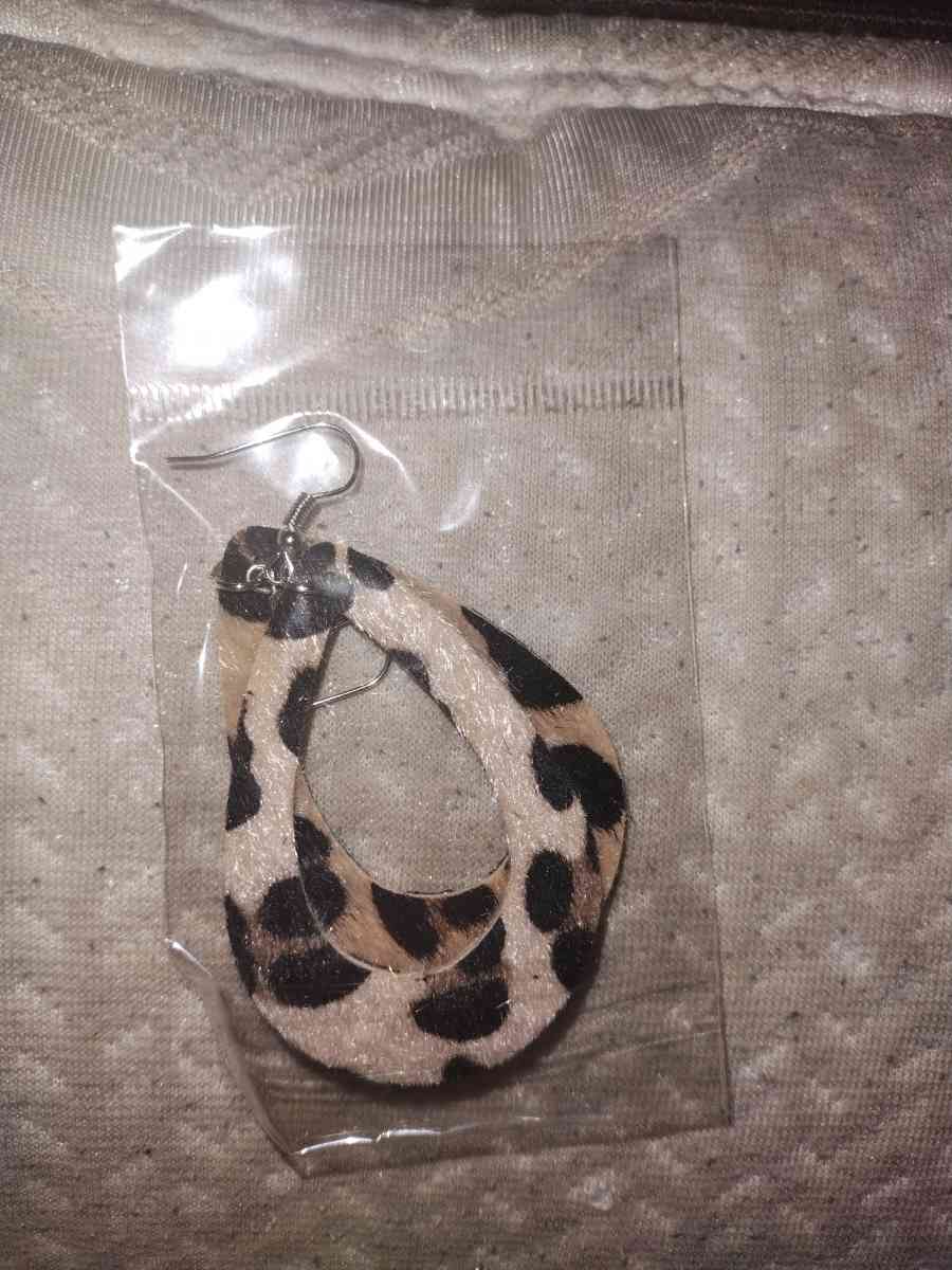 Cheetah print teardrop shape earrings