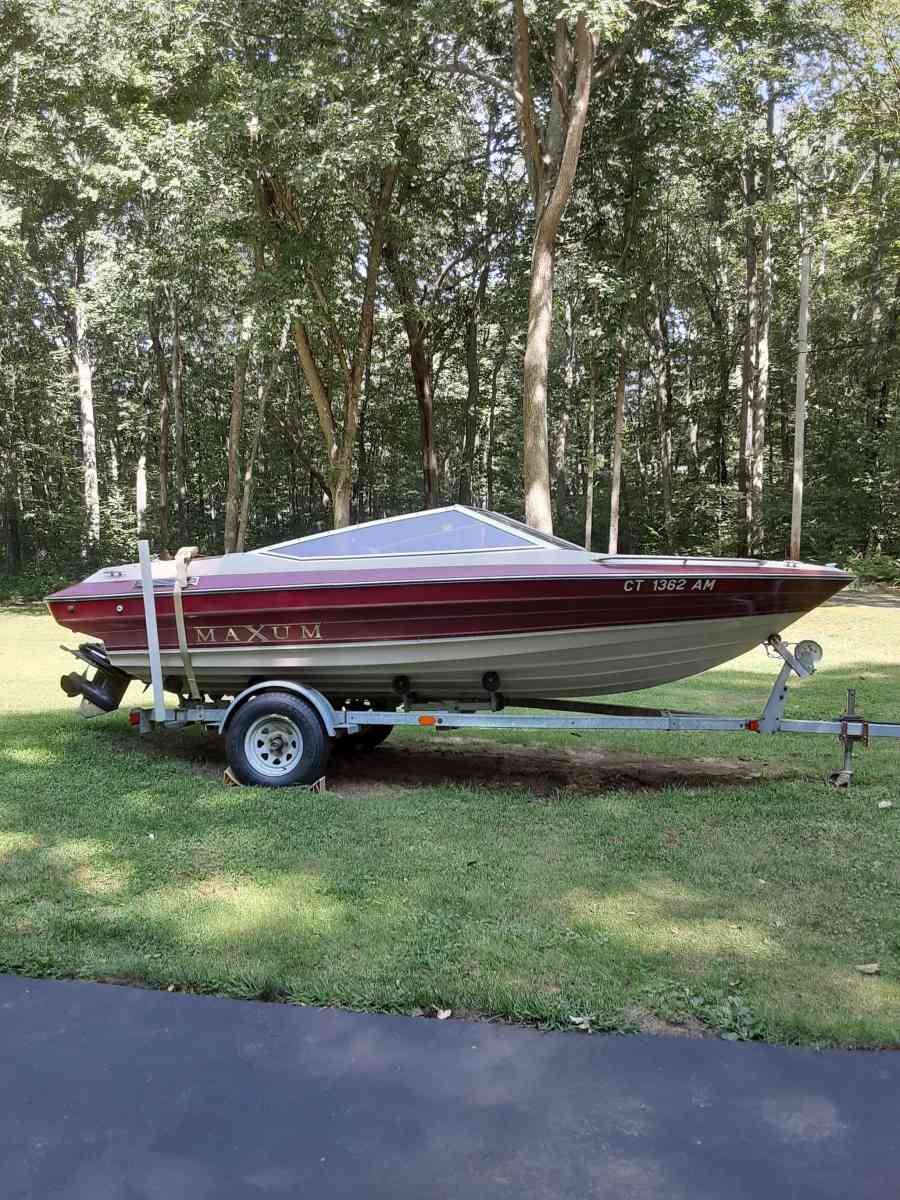 18 ft Maxum Bowrider 4cyl IO with trailer