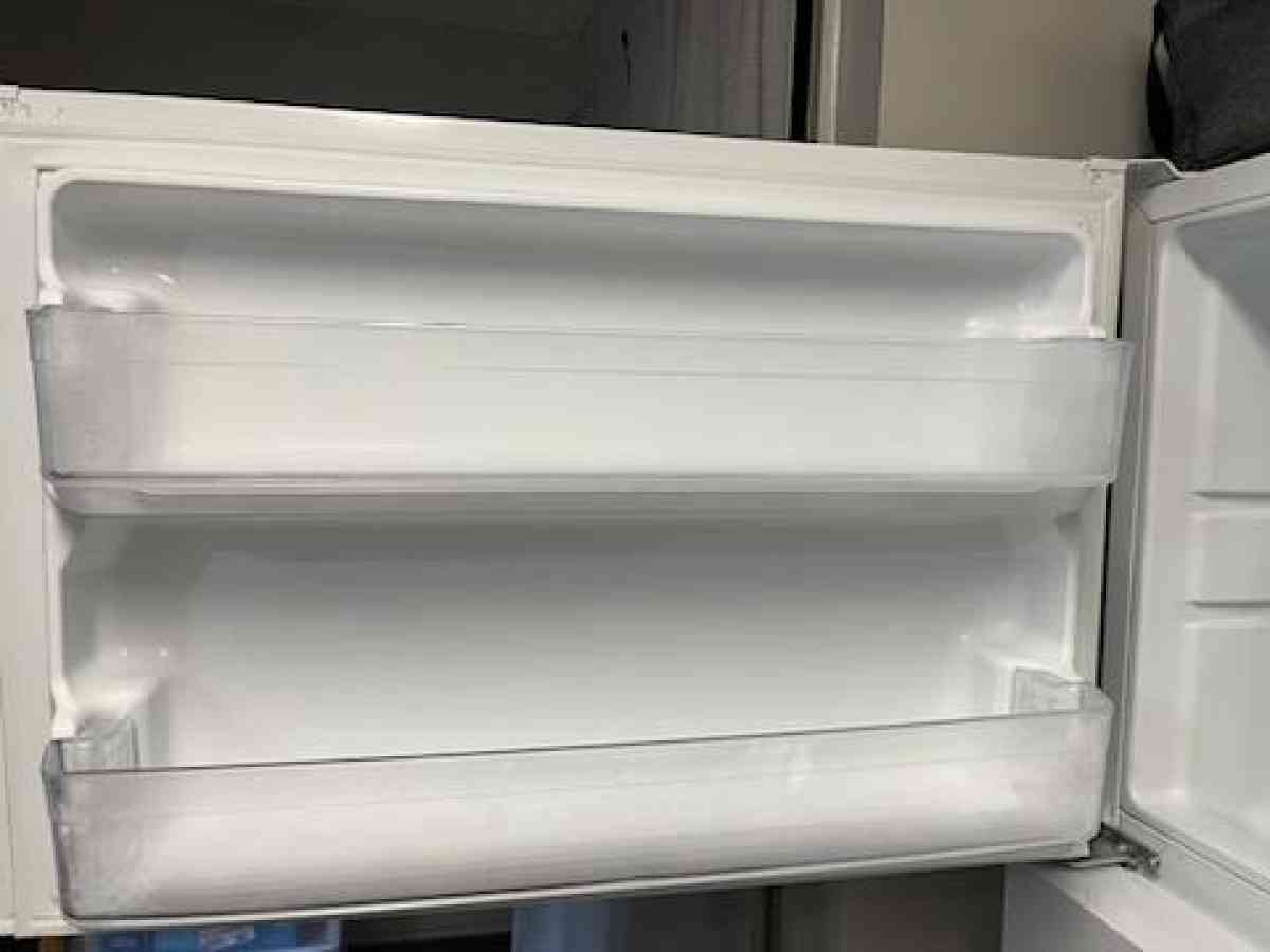 GE Refrigerator  1yr old Like New Condition  21cf