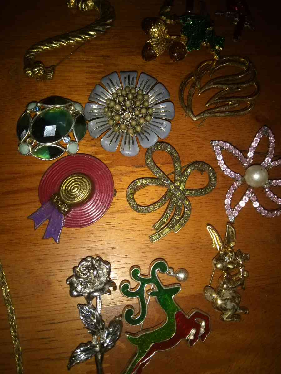 15 vintage Costume pins