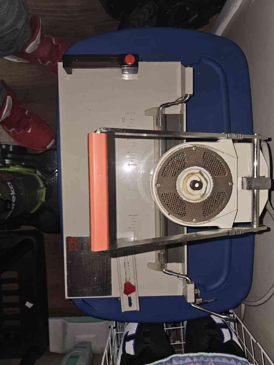 A Lihit Electrical paper Hole Puncher Model 2001AA