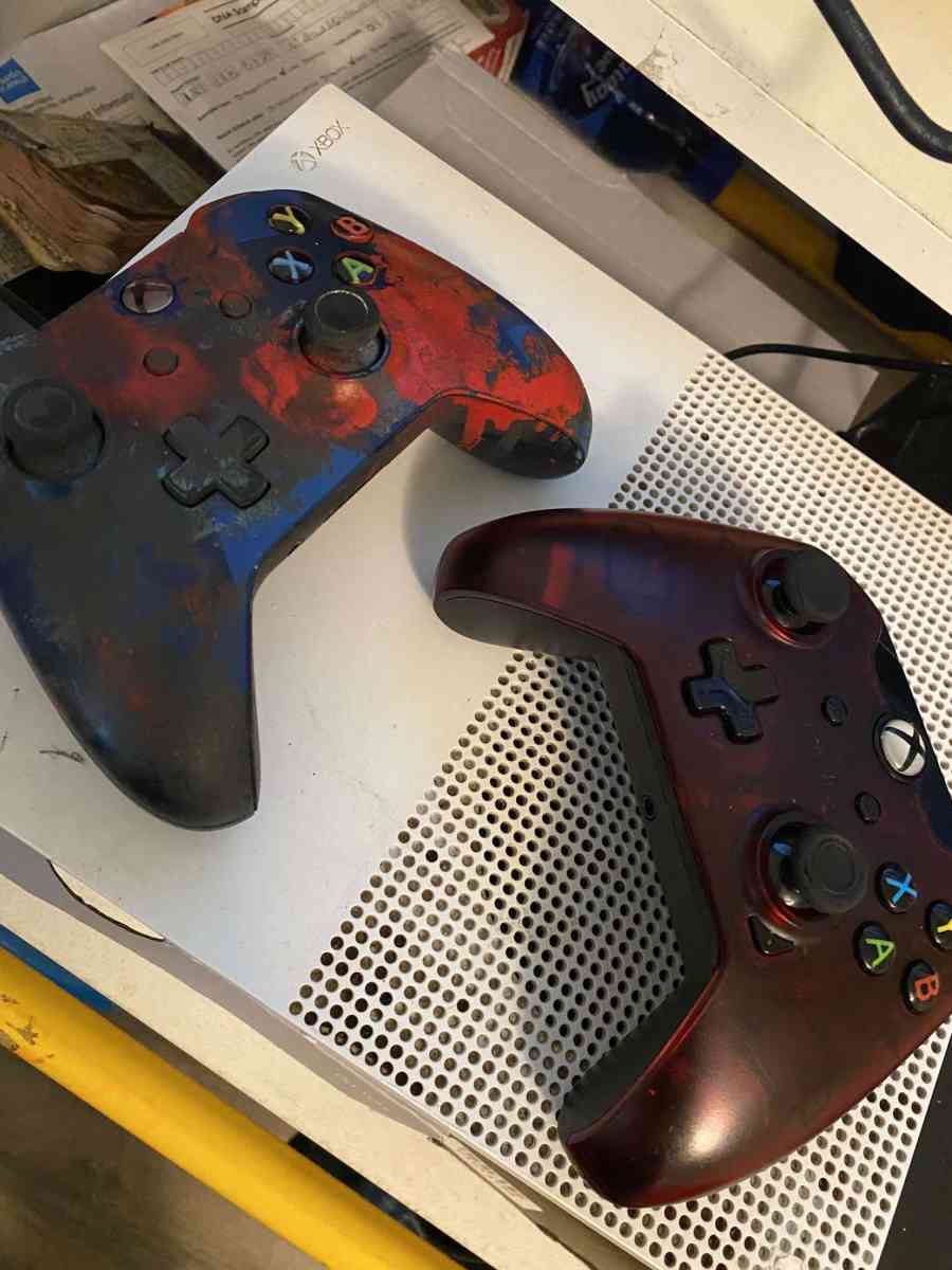 Xbox One 2 Controllers