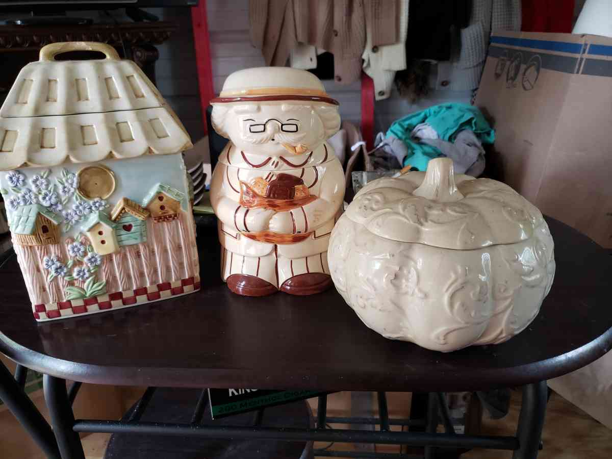 3 collectors cookie jars one has very small chip