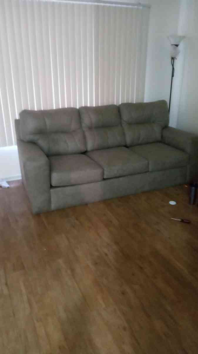 very beautiful couch good quality only 3 months old