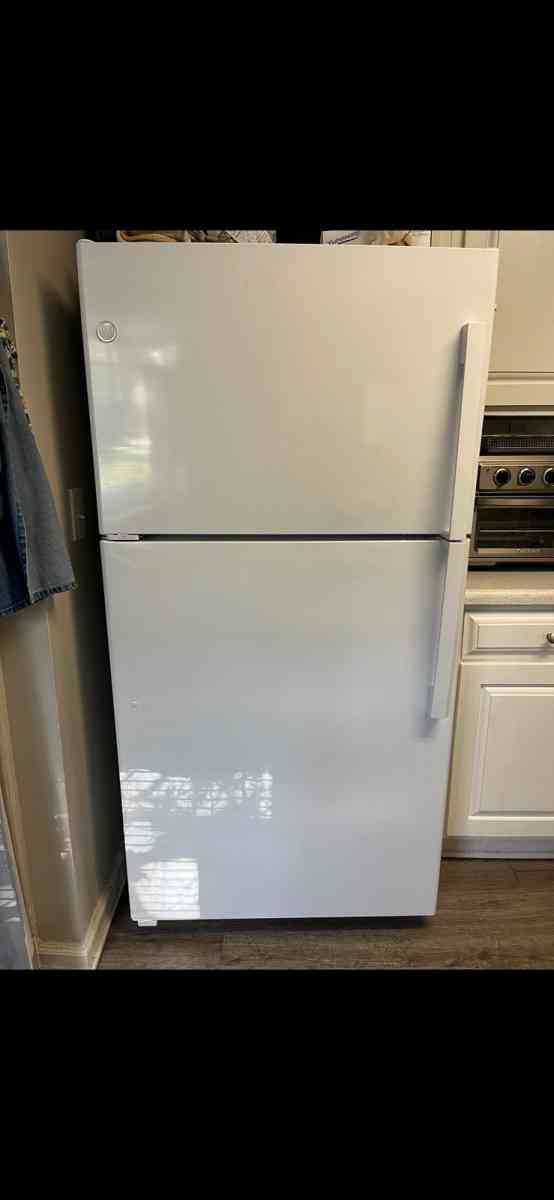 GE Refrigerator  1yr old Like New Condition  21cf