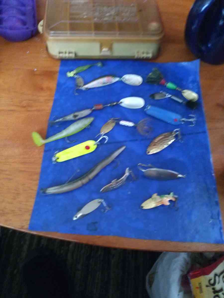 15 Fishing Lures and mini magnum pokcet lure holder