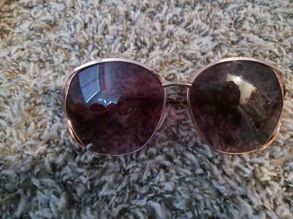 bath and body works facial spa bubble bath and sunglasses