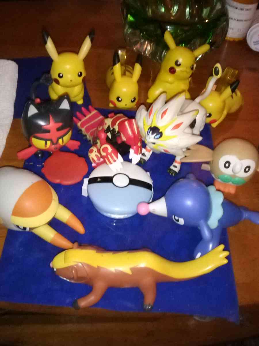 12 Pokemon Toys