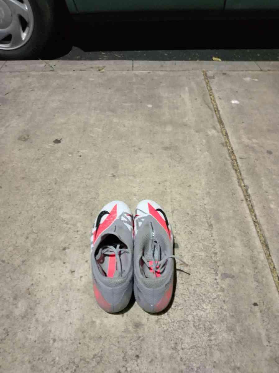 Nike Hypervenom Phantom Soccer Shoes with Shin Guards
