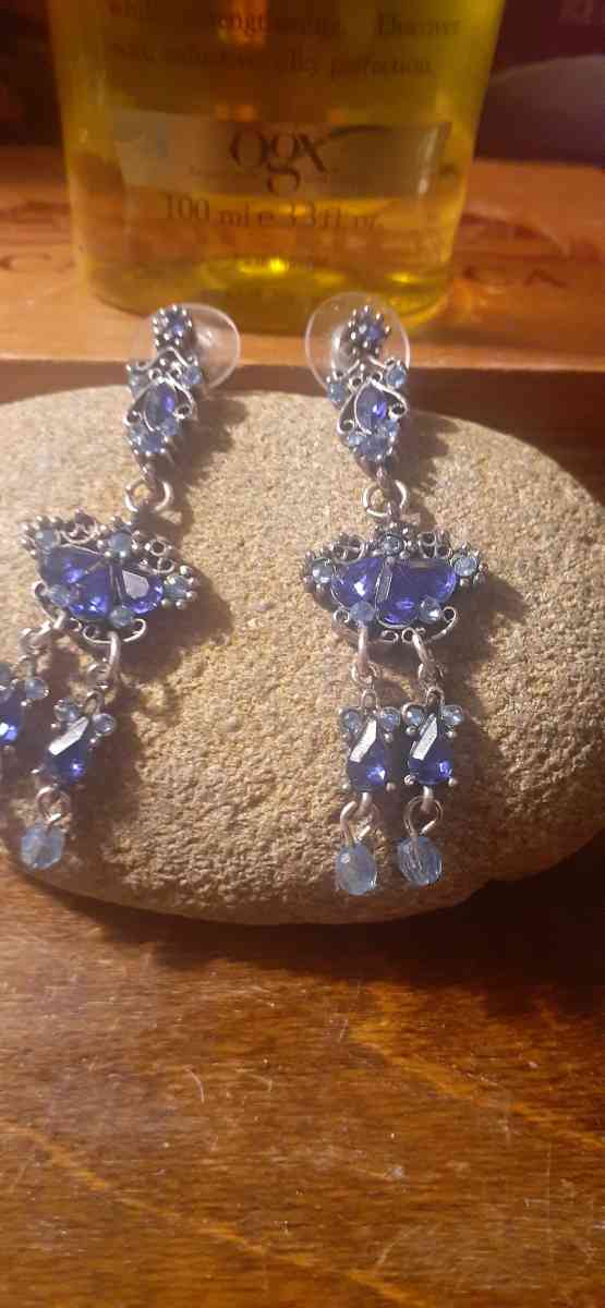 beautiful blue vintage accent dangles earrings