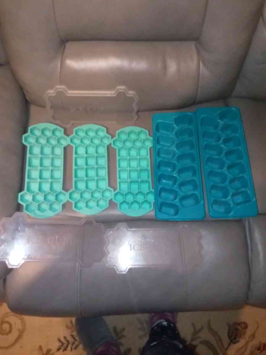 three honeycomb ice Cube mold trays with lids to regular ice