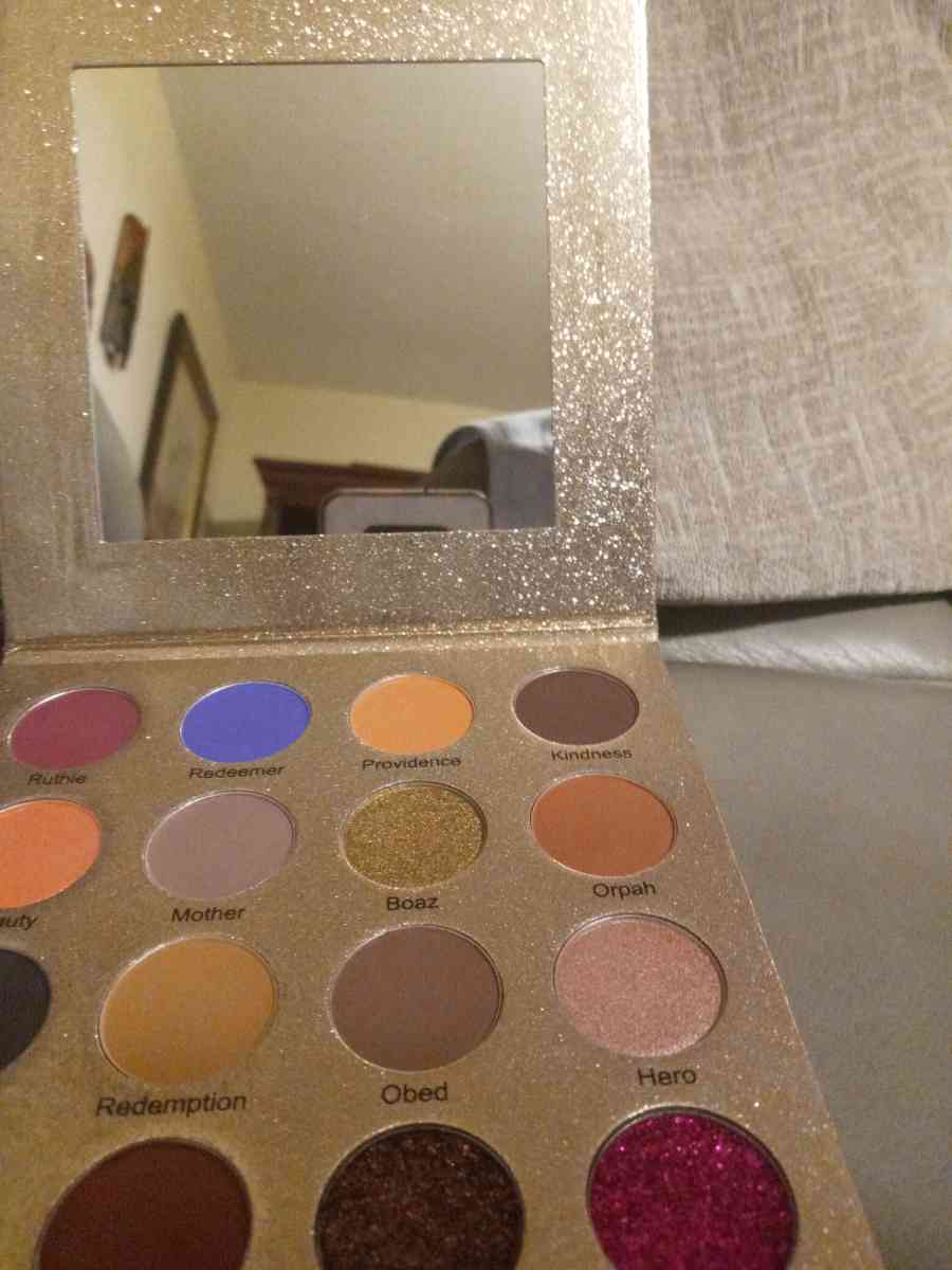 16 color palette makeup with mirror