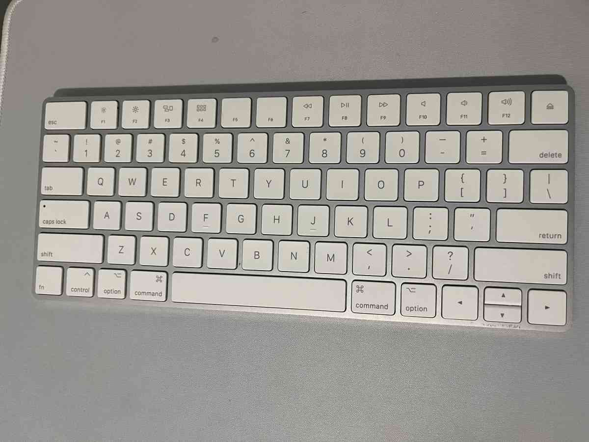 Apple iMac Desktop Compute sonoma 4K with mouse and keyboard