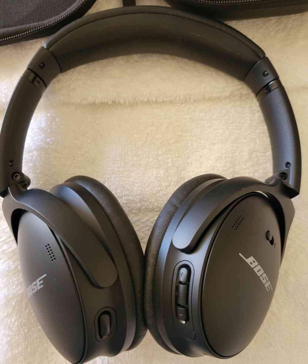 Bose QuietComfort 35 Series II Wireless Headphones With Case