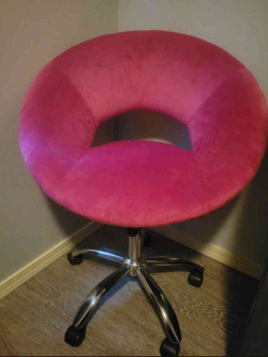 Pink desk or vanityChair  new