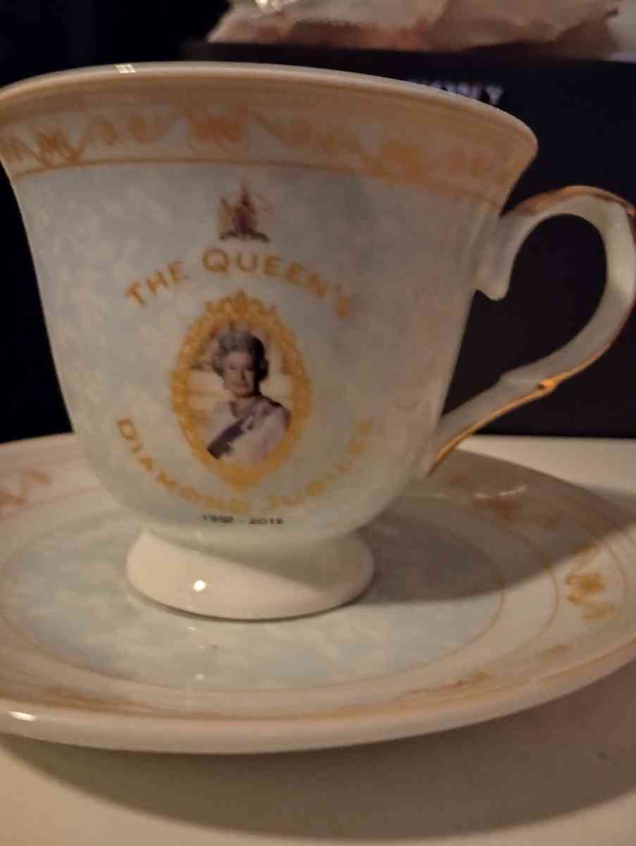 ANTIQUE TEA CUP AND PLATE OF QUEEN DIAMOND JUBILEE 25 OBO