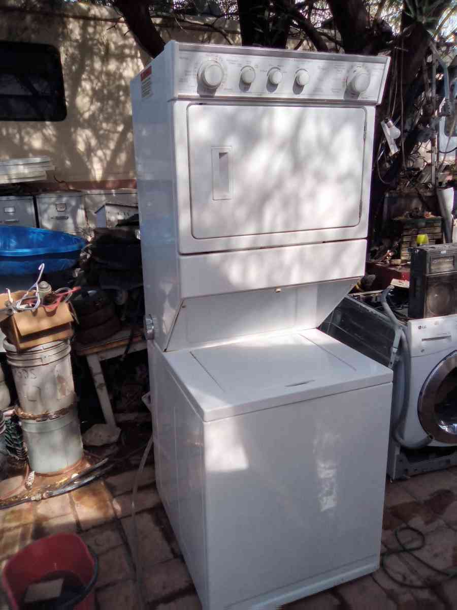 STACK UNIT FULL SIZE KENMORE WASHER AND DRYER WHITE ON WHITE