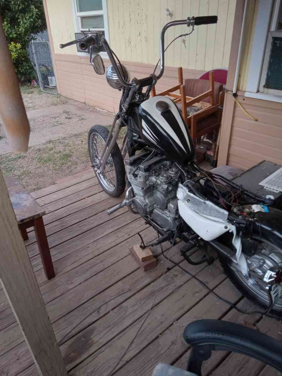 1984 Yamaha chopper with a four s motor springer front end l