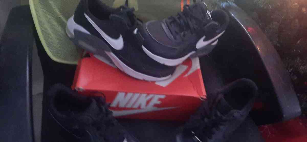 Nike air maxes