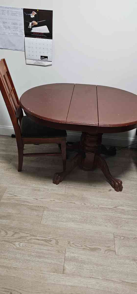 mesa de madera ovalada con 4 sillas