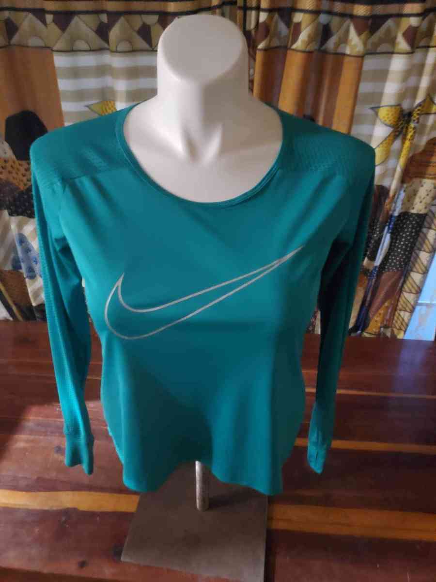 Nike size medium dry fit turquoise shirt bust 36 inches