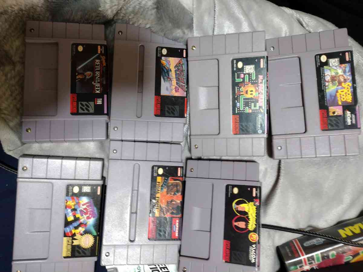 SNES Console w 7 games  2 controllers