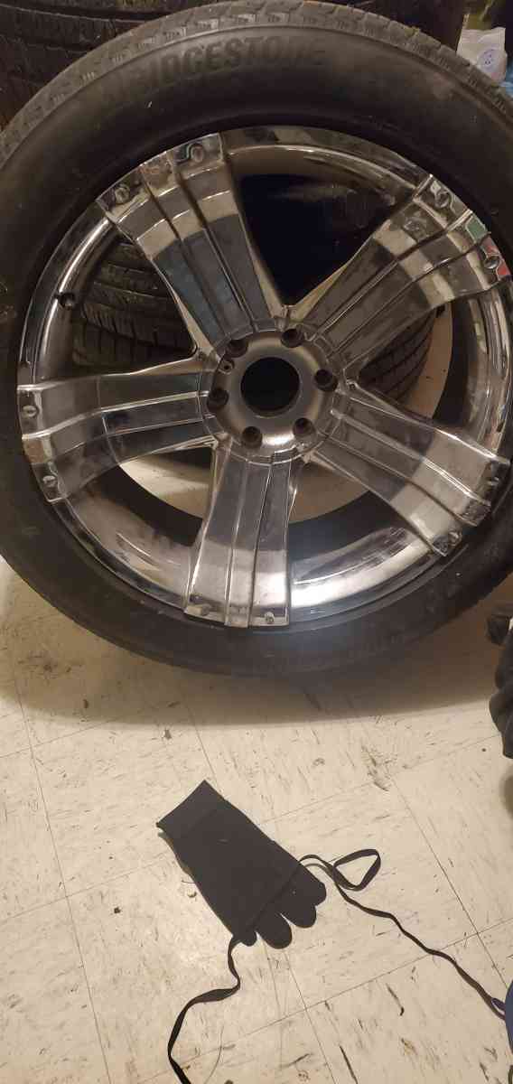 Im selling 22s they came off of my Chevy avalanche  full set